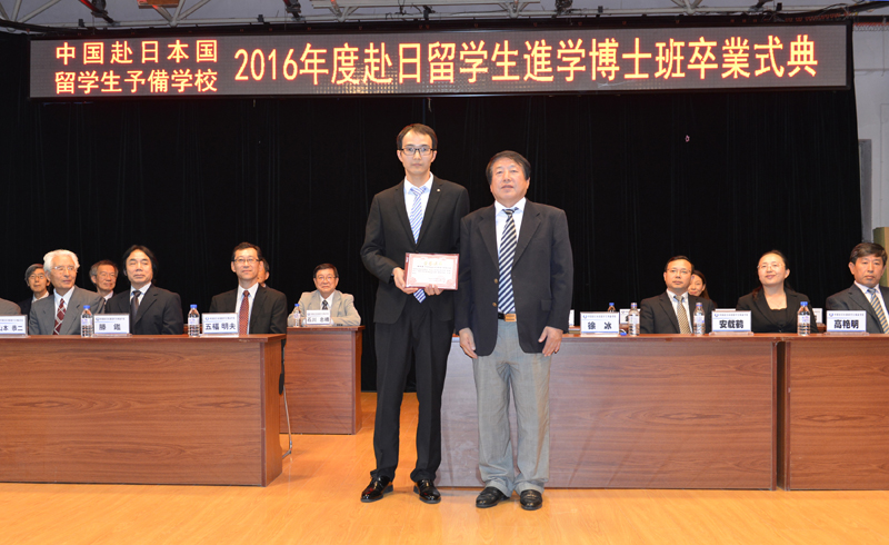 1472777769306079124.jpg 3.徐冰常务副校长为优秀学生代表颁发证书 (2).jpg
